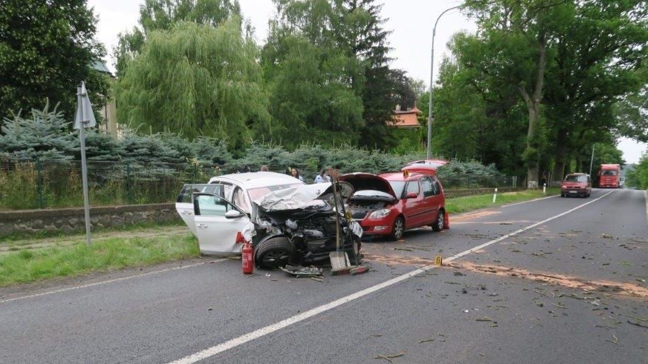 Dvě zraněné děti v autě na Českolipsku. Vlétl do nich vůz po jiném karambolu